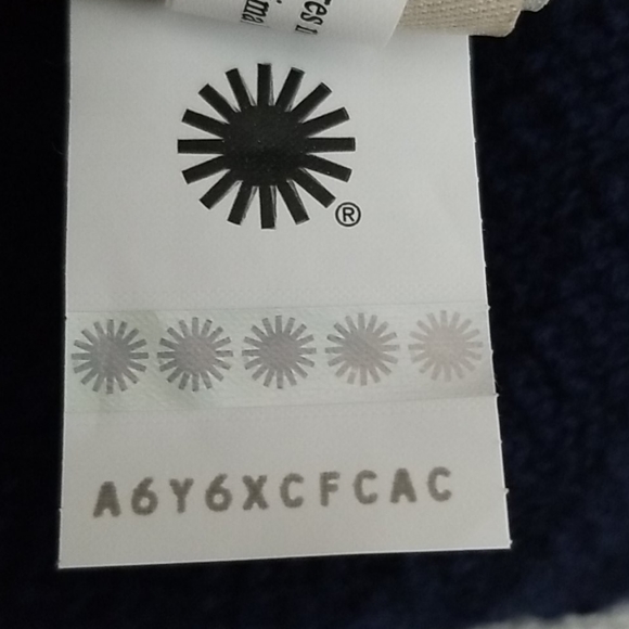 New UGG Pom Pom Beanie - Picture 11 of 11